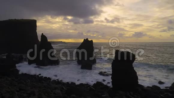 海洋在日落美丽的波浪破碎海岸在日落视频的预览图