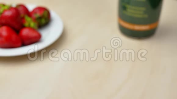新鲜草莓和酸奶在碗里视频的预览图