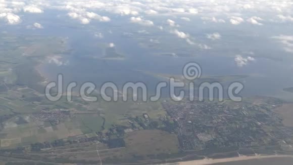 4K阿姆斯特丹从飞机窗外俯瞰飞机飞越荷兰上空视频的预览图