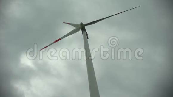 风力发电场中的风力涡轮机对抗多云的天空视频的预览图