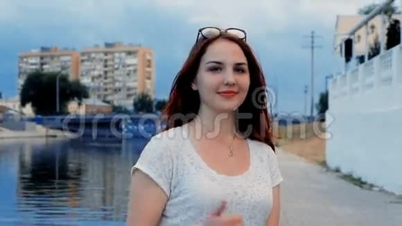 非语言交流NVC美丽的年轻女子用手指和微笑展示了俄罗斯所有的好标志视频的预览图