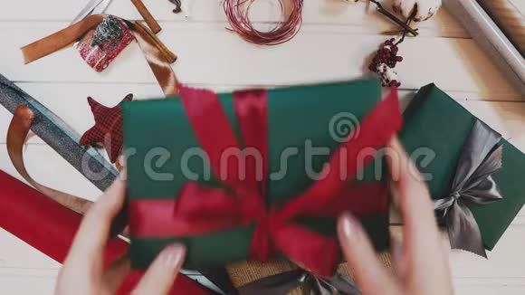 上景木制棕色桌子上面装饰着圣诞用品和花环红色的圣诞灯快关门视频的预览图