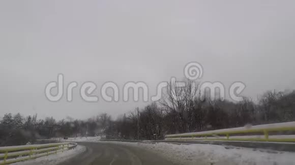 开着车在路上用雪高清镜头视频的预览图