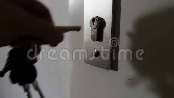 钥匙插在门锁上视频的预览图