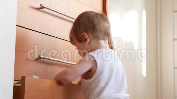 小婴儿把书从衣橱里拿出来视频的预览图