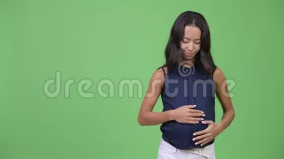 年轻快乐怀孕的多民族女商人展示了视频的预览图