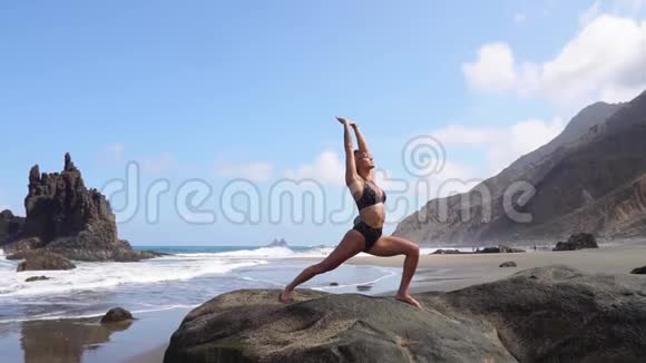 一个运动的女人在做瑜伽和与自然保持平衡后会冥想和伸展她的肌肉加那利视频的预览图