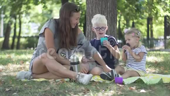 有孩子的妈妈正在公园里喝茶视频的预览图