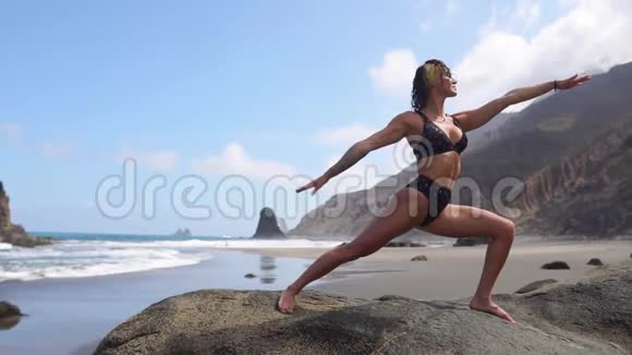 一个运动的女人在做瑜伽和与自然保持平衡后会冥想和伸展她的肌肉加那利视频的预览图