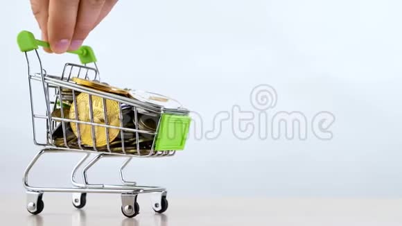 手动控制购物车或市场篮子放在白色背景上视频的预览图