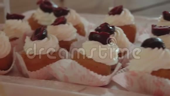用樱桃和奶油FDV在一盘美味的婚礼蛋糕上缓慢淘洗视频的预览图