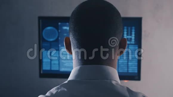 在数据中心工作的白衬衫男程序员的后视图视频的预览图