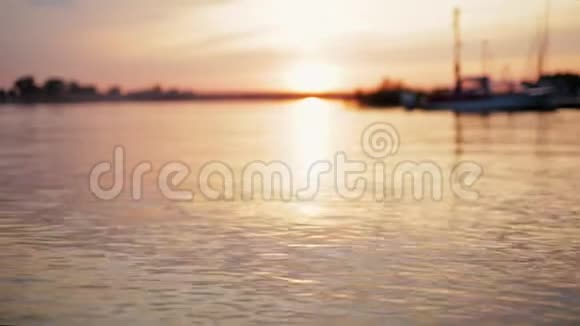 美丽平静的日落在城市的湖面上阳光反射在水中视频的预览图
