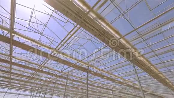 大温室的玻璃屋顶现代建筑的屋顶从底部自动屋顶在视频的预览图