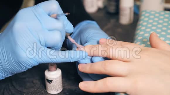 女性指甲修剪身体护理水疗视频的预览图