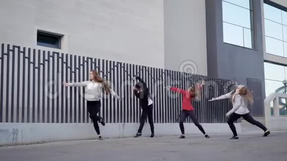 一群时髦的当代舞者一起做街头表演视频的预览图
