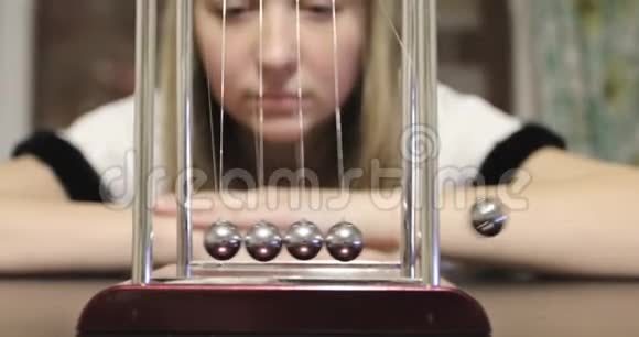年轻女子和一个牛顿玩视频的预览图