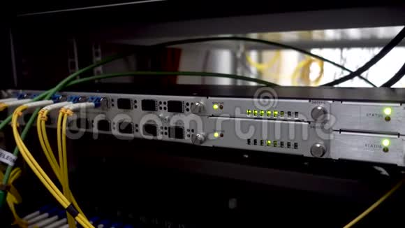 光学服务器通勤者闪烁的灯光光纤视频IP网关音频把电脑放在架子上视频的预览图