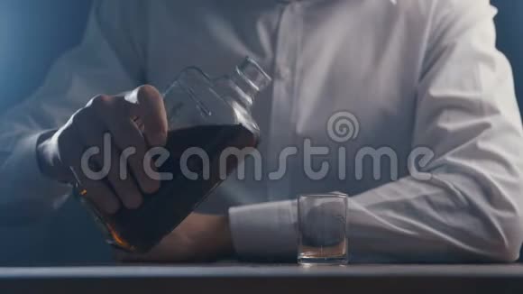 贴身男在酒吧里独自喝玻璃酒酗酒的概念视频的预览图