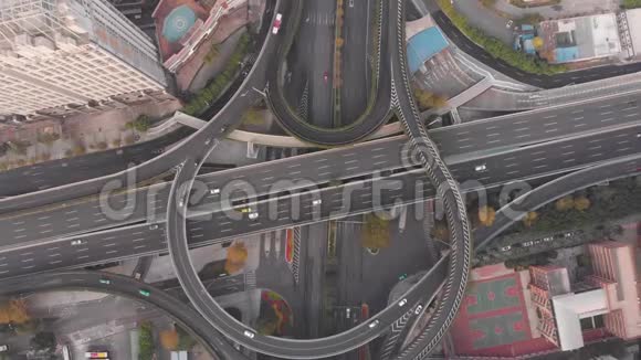 从空中拍摄视频用垂直下降的相机拍摄多层立交中国广州视频的预览图
