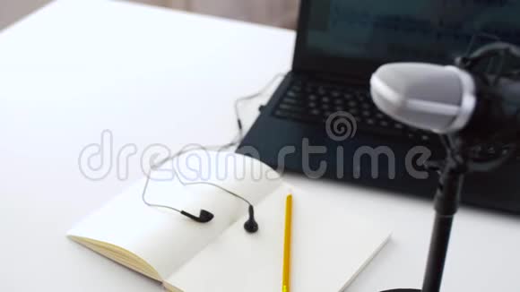 桌上笔记本上的麦克风笔记本电脑和耳机视频的预览图