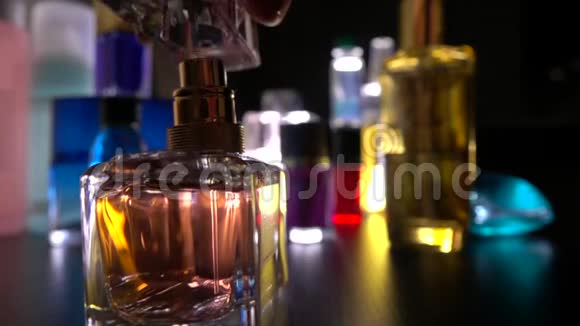 女人打开小瓶子在黑暗中喷洒香水视频的预览图