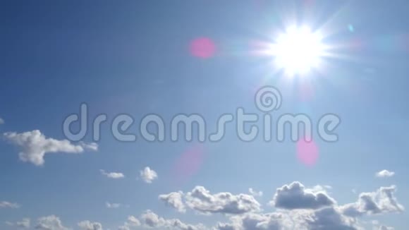 太阳和白云在蓝天上移动时间表视频的预览图