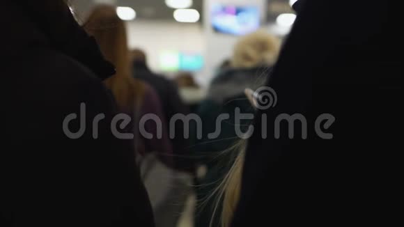 机场排队购票或通过边境管制航班延误视频的预览图