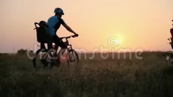 这对已婚夫妇骑自行车迎着朝阳视频的预览图