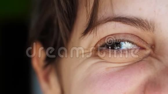 棕色的眼睛一个成年笑妇特写一个迷人的女孩眼睛周围的皱纹视频的预览图
