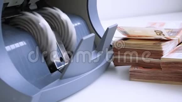 现金钱柜和钞票检测器用于清点钞票和确定假50欧元和20欧元视频的预览图