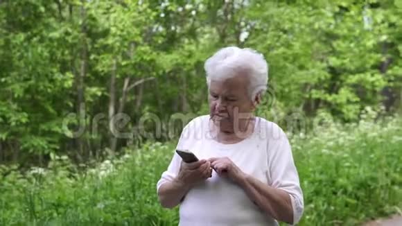 白毛奶奶和家人打电话视频的预览图