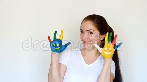 肖像学生女孩微笑女孩展示彩绘彩色双手微笑概念教育创造力艺术和视频的预览图