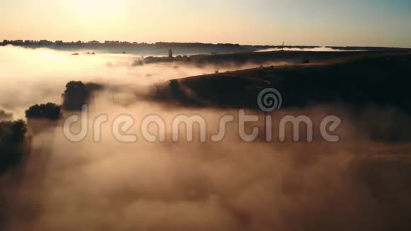 带着雾在田野上飞过视频的预览图