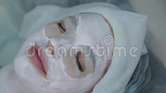 在一家美容院里美丽的女人戴着面具躺在床上视频的预览图