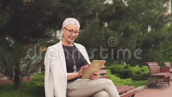 富有成功的女人坐在健康胜地的休息区特殊职责概念视频的预览图
