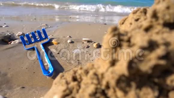 在海滩附近的沙滩上挖玩具视频的预览图