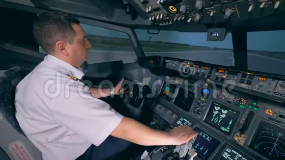 飞行员在跑道上控制飞机视频的预览图