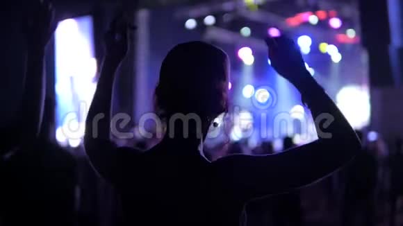在摇滚节上跳舞的女孩视频的预览图