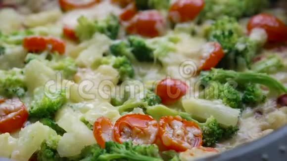 新鲜的自制蔬菜披萨和蔬菜视频的预览图