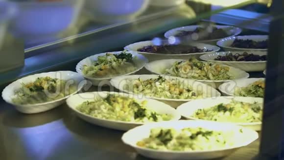 现代化食堂自助餐厅餐厅餐厅餐厅公共餐饮餐厅的特写带沙拉的展示视频的预览图