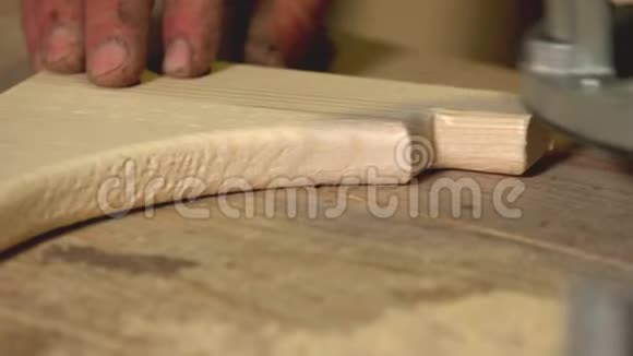 木工手用木头工作的细节视频的预览图
