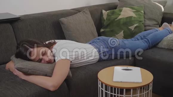 漂亮女孩睡在客厅的沙发上视频的预览图