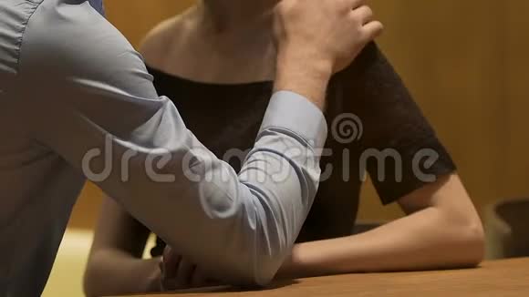 女人和男人在酒吧桌上轻轻地面对面地抚摸拿起视频的预览图
