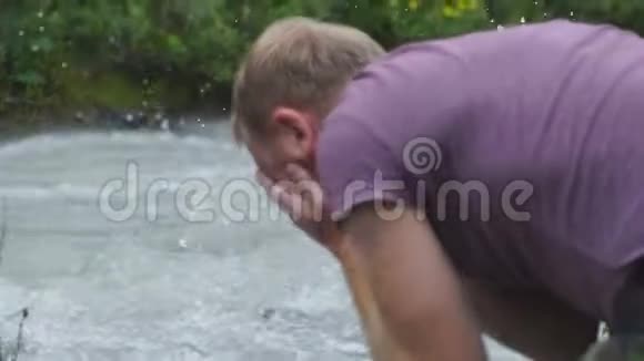一个人在山河里洗脸视频的预览图
