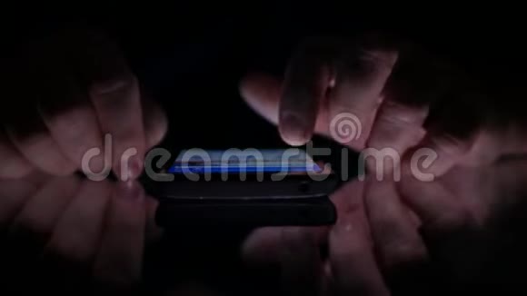 人类双手在黑暗中浏览手机网络信息视频的预览图