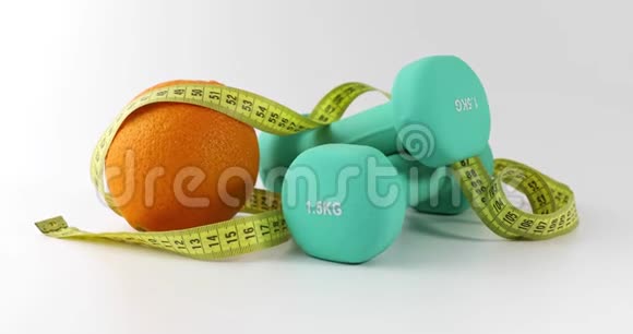 健康的饮食和积极的生活方式概念带橙色和量带的哑铃视频的预览图