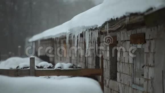 冰柱在管顶冰钟乳石悬在管顶光线照在背景上下雪了视频的预览图