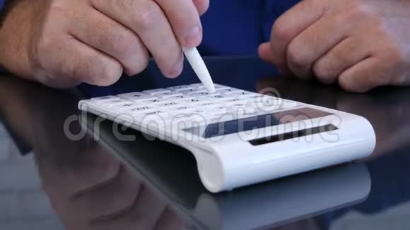 男人手在桌子上的图像用钢笔和机器计算视频的预览图