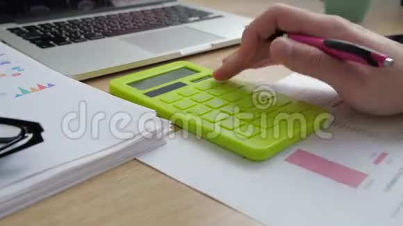 商人数计算器用钢笔做记录的时间视频的预览图